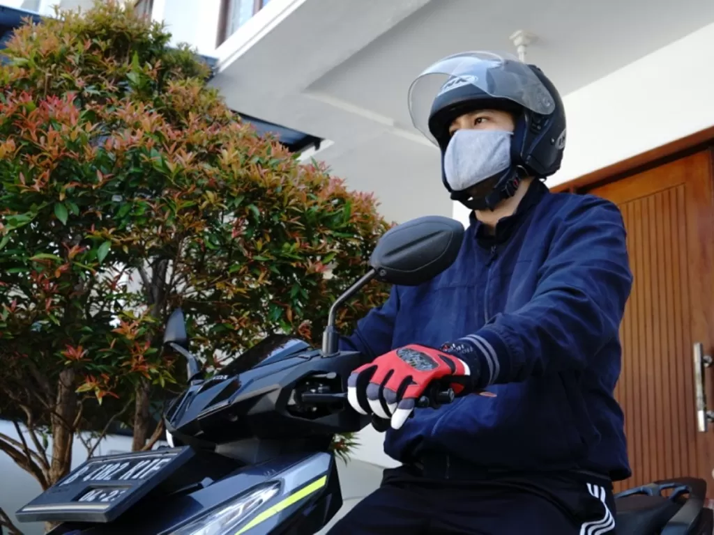 Ilustrasi riding aman menggunakan masker dan riding gear standar. (Dok. Honda)