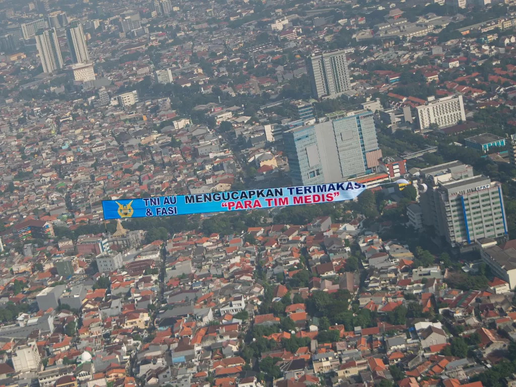Spanduk kampanye menjaga kesehatan selama masa new normal ditarik oleh pesawat yang dipiloti Sutiyono dari Federasi Aero Sport Indonesia (FASI) berkibar di langit Jakarta, Sabtu (20/6/2020). (ANTARA FOTO/Aditya Pradana Putra)