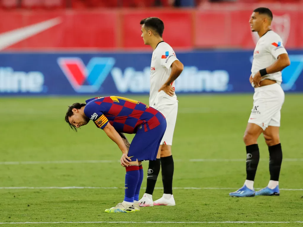 Pemain Barcelona Lionel Messi setelah pertandingan melawan Sevilla di Stadion Ramon Sanchez Pizjuan, Sevilla, Spanyol, 19 Juni 2020. (REUTERS/Marcelo Del Pozo)