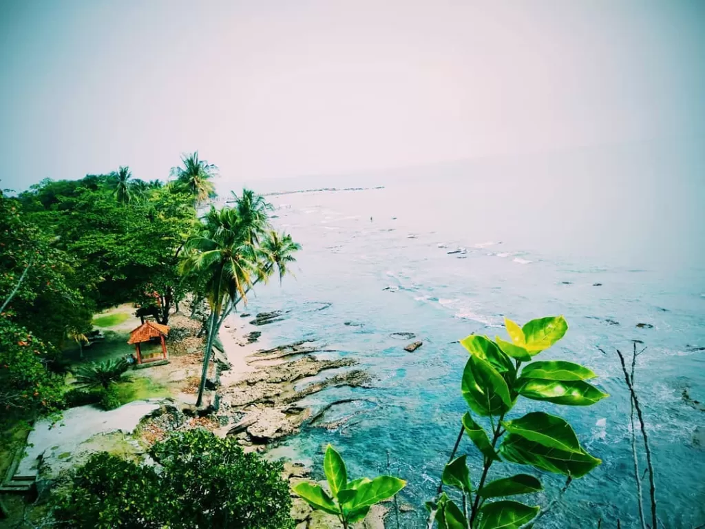 Ilustrasi salah satu pantai di Banten. (Instagram/@viafitriaa_)