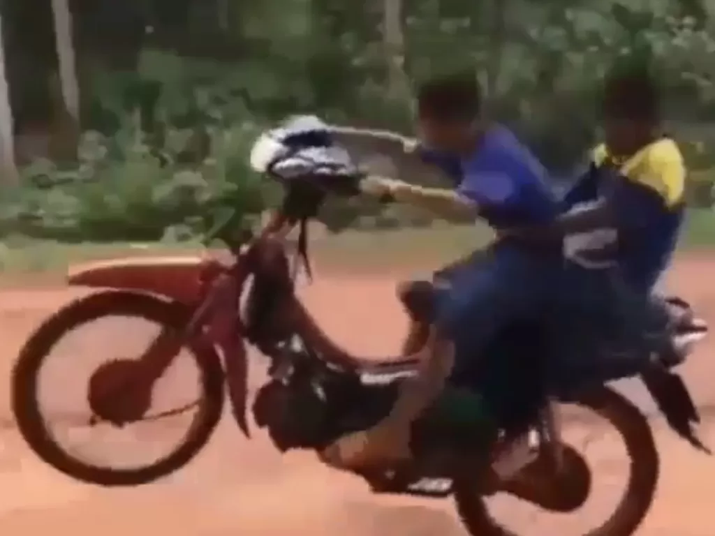 Tampilan bocah naik motor dan melakukan aksi wheelie. (SS/Instagram/@agoez_bandz4)