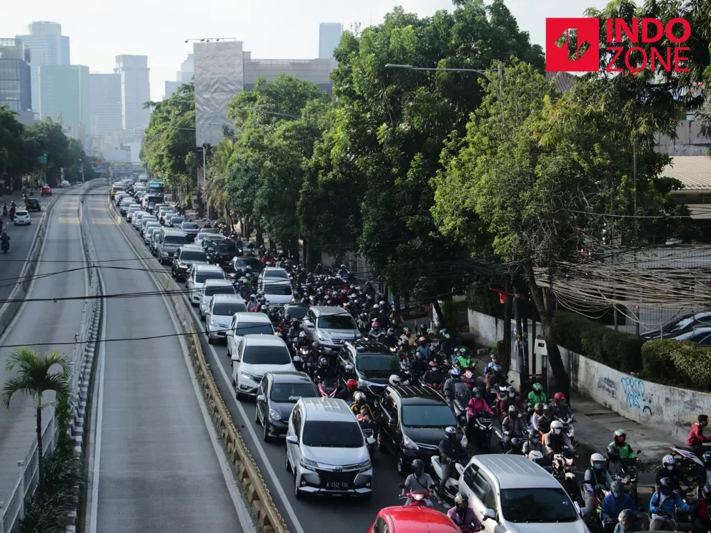 Kendaraan terjebak kemacetan di Jalan Mampang Prapatan, Jakarta, Senin (8/6/2020). (INDOZONE/Febio Hernanto)