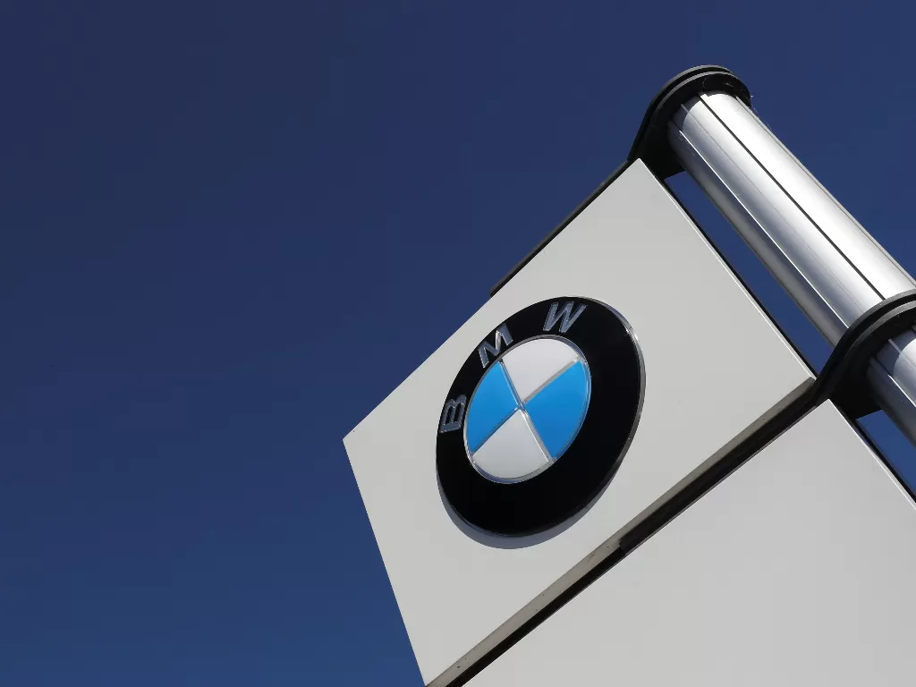Logo pabrikan BMW. (REUTERS/Yves Herman)