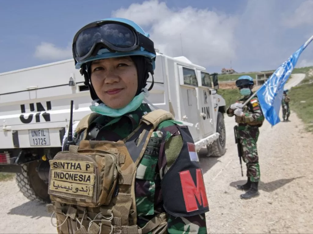 Prajurit perempuan Indonesia yang tergabung dalam Pasukan Perdamaian Perserikatan Bangsa-Bangsa di Lebanon (UNIFIL) mengikuti patroli di sepanjang perbatasan Lebanon dan Israel pada 23 April 2020. (Photo/ANTARA/UN/Pasqual Gorriz)