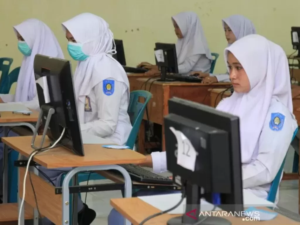 File Foto. Sejumlah siswa mengikuti Ujian di Sekolah Menengah Kejuruan (SMK) Negeri 1 Idi, Kabupaten Aceh Timur, Aceh, Selasa (17/3/2020). (photo/ANTARA FOTO/Syifa Yulinnas)