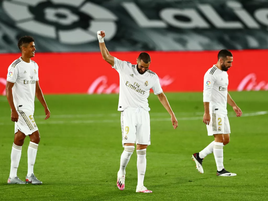 Karim Benzema melakukan selebrasi gol saat melawan Valencia. (REUTERS/Sergio Perez)