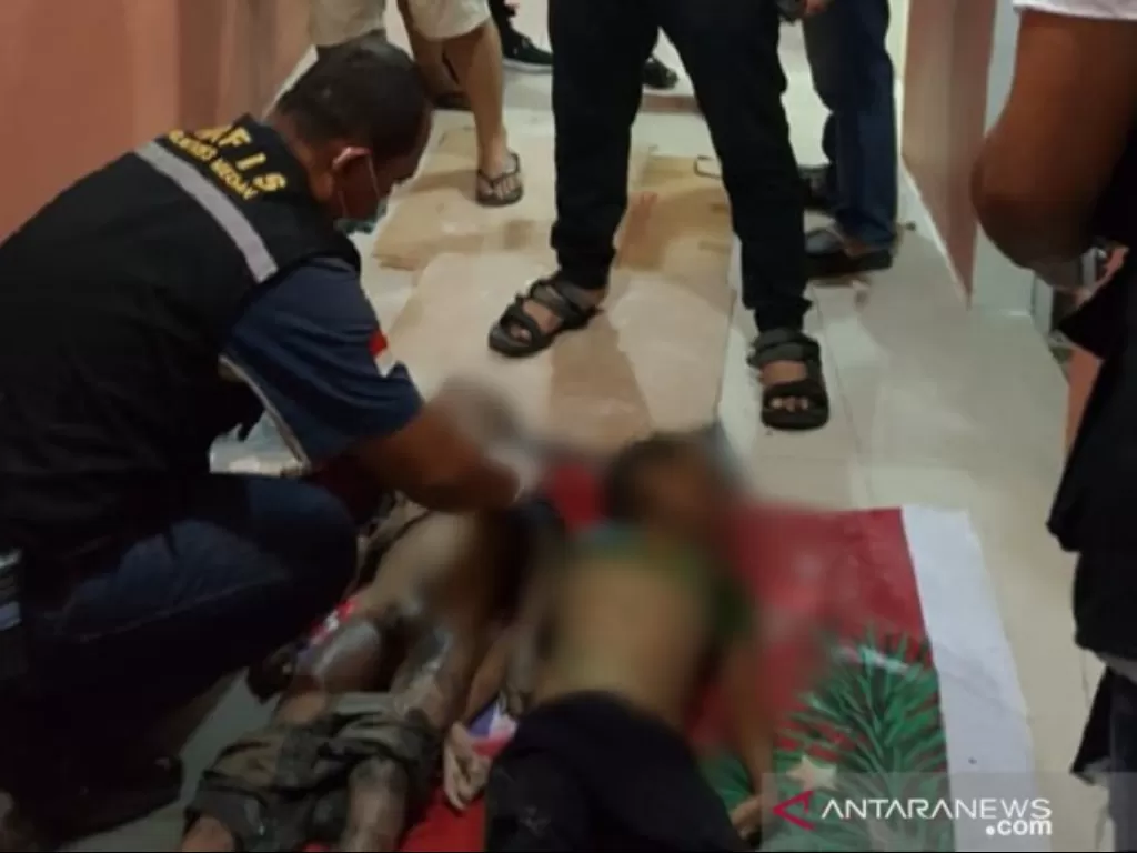 Petugas kepolisian saat mengevakuasi jenazah dua bocah yang ditemukan di area sekolah Global Prima, Jalan Brigjen Katamso, Medan, pada Minggu (21/6). (ANTARA/HO)