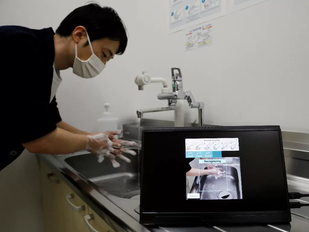 Kecanggihan Jepang buat monitor bantu orang cuci tangan. (REUTERS/Kim Kyung-Hoon)