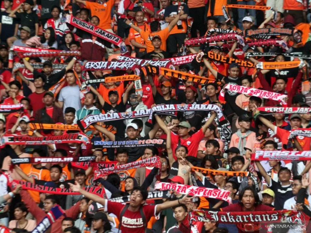 The Jakmania, sebutan untuk pendukung klub Persija Jakarta. (ANTARA FOTO/Yulius Satria Wijaya)