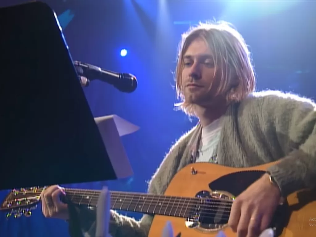 Mendiang Kurt Cobain dari Nirvana bersama gitar akustiknya yang terjual seharga Rp85 miliar. (Youtube/Nirvana).