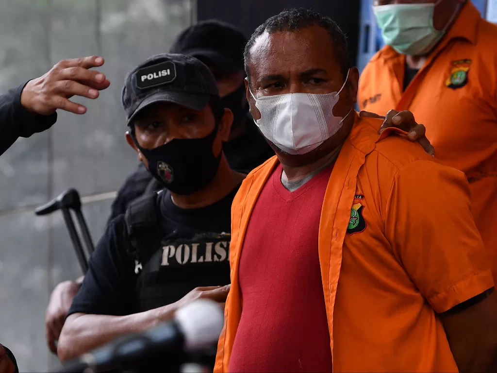 Polisi membawa salah satu tersangka kejahatan John Kei saat rilis di Polda Metro Jaya, Jakarta, Senin (22/6/2020). (Photo/ANTARA FOTO/Sigid Kurniawan)