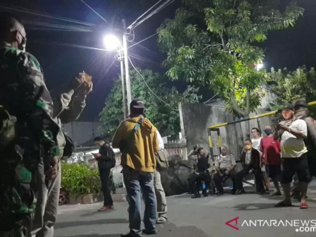 Suasana di sekitar lokasi kejadian usai penangkapan diduga kelompok John Kei di Perum Titian Indah Blok M, Medan Satria, Kota Bekasi. (ANTARA/Pradita Kurniawan Syah)