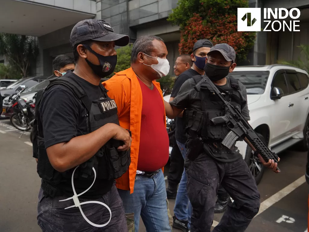 John Kei dikawal oleh polisi saat dihadirkan dalam konferensi pers di Polda Metro Jaya, Senin (22/6/2020). (INDOZONE/Arya Manggala)