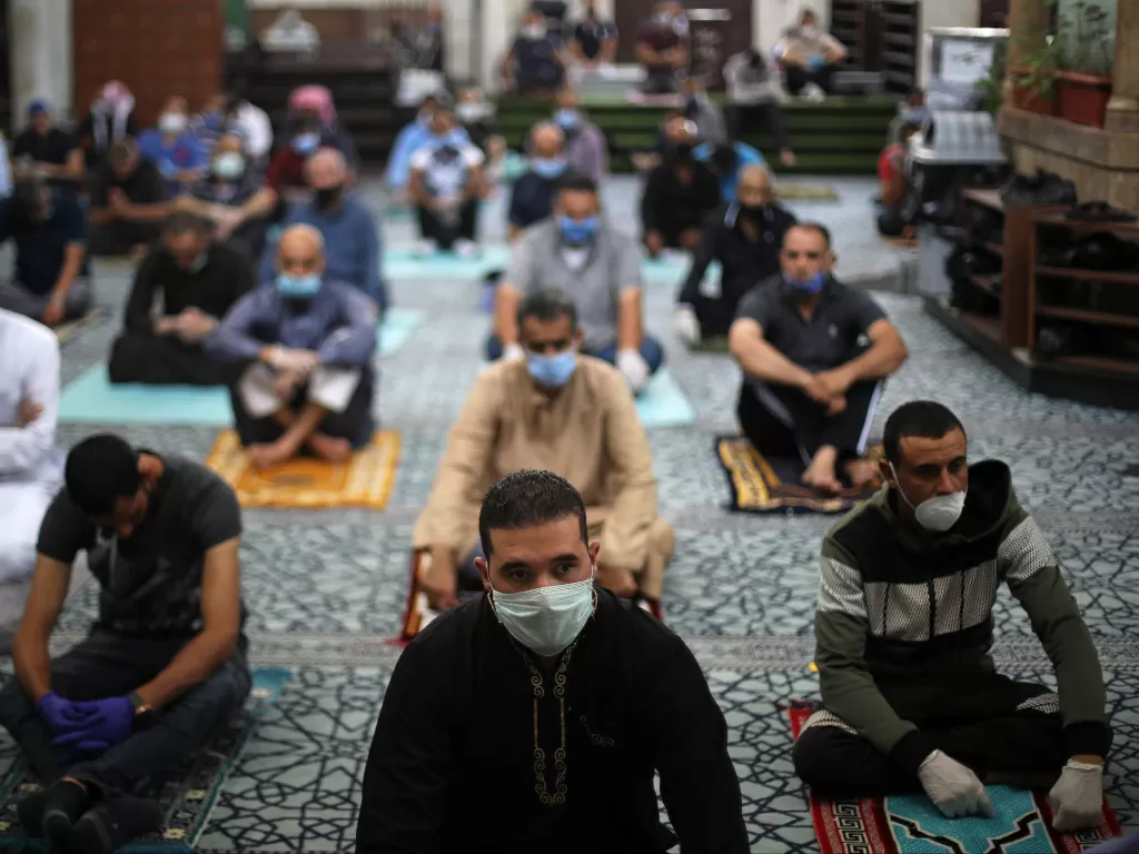 Ilustrasi sejumlah orang sedang salat di masjid. (Photo/Ilustrasi/REUTERS)