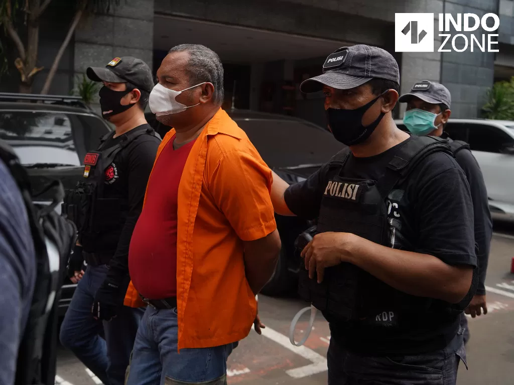 John Kei dikawal polisi usai dihadirkan di Polda Metro Jaya, Jakarta, Senin (22/6/2020). (INDOZONE/Arya Manggala) 
