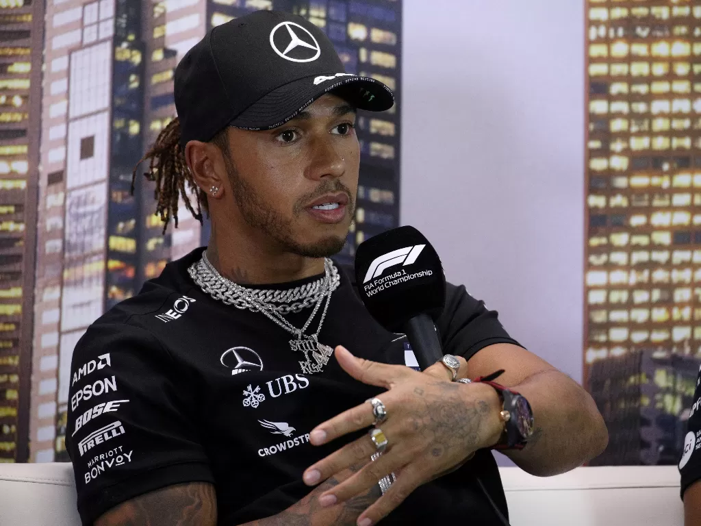 Pembalap Mercedes, Lewis Hamilton. (REUTERS/Loren Elliott)