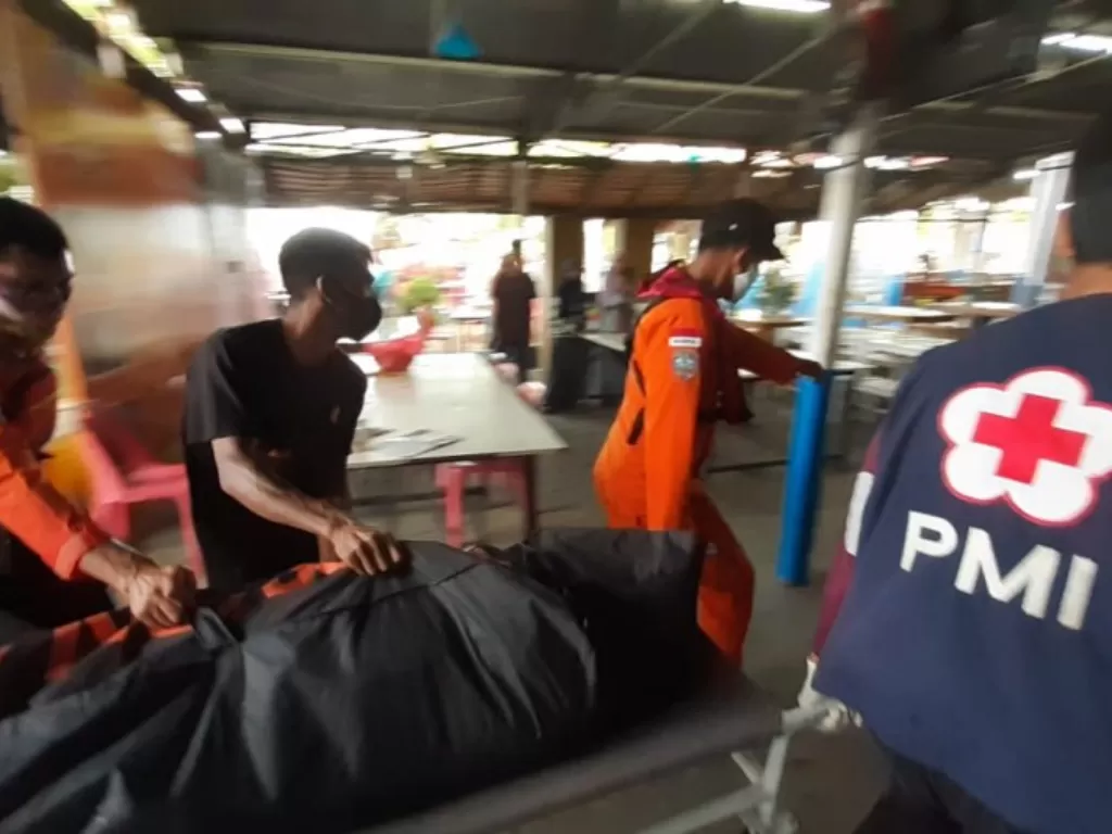 Tim Rescue Basarnas Kota Banda Aceh evakuasi korban tenggelam di perairan Ulee Lheue, Kota Banda Aceh. (ANTARA/HO)