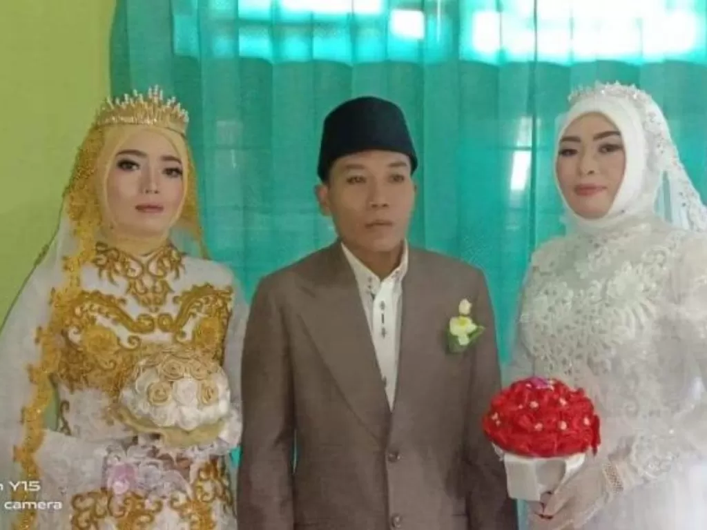 Pria lombok Saiful Bahri menikahi dua wanita sekaligus yakni Hariyani dan Hustiawati. (Instagram/Pakde.Brengos)