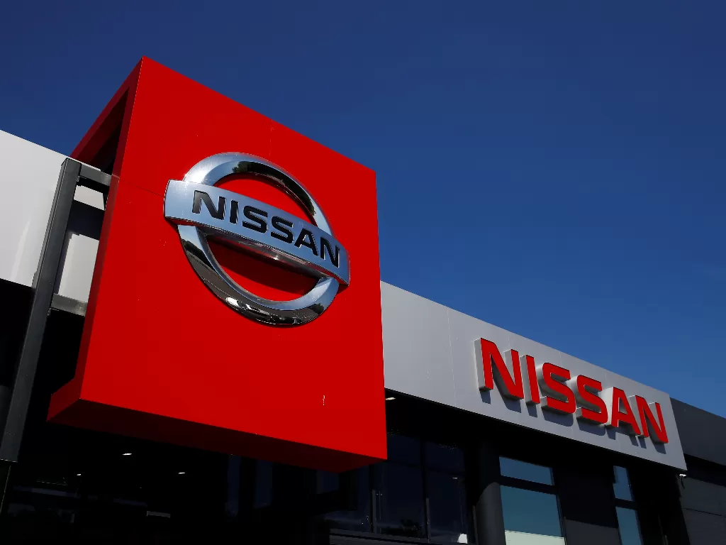 Tampilan logo dealer pabrikan Nissan. (REUTERS/Jason Cairnduff)