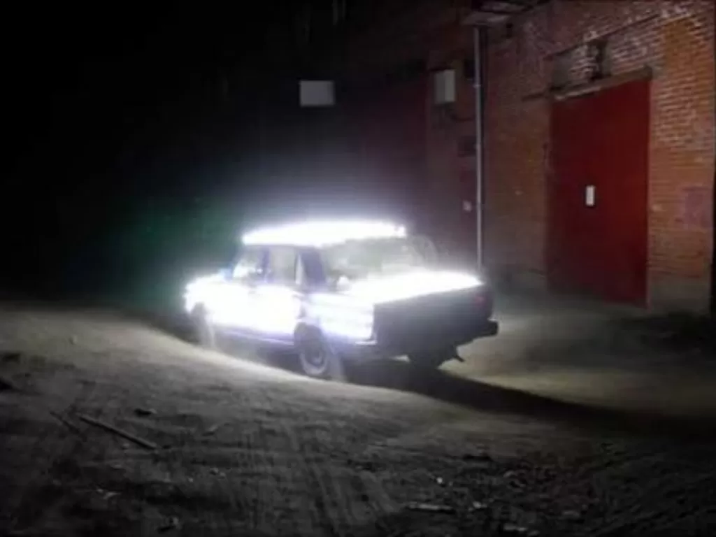 Tampilan sedan Lada dilengkapi 300 buah lampu LED. (SS/Youtube/Garage 54)