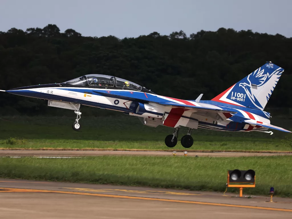 Pesawat jet AIDC T-5 Brave Eagle, jet latihan tingkat lanjut pertama yang diproduksi secara lokal, saat lepas landas di Taichung, Taiwan, 22 Juni 2020. (REUTERS/Ann Wang)
