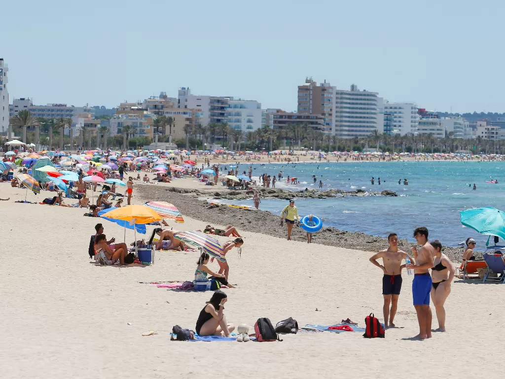 Wisatawan sudah mulai meramaikan kawasan pantai di Mallorca, Spanyol. (REUTERS/Enrique Calvo)