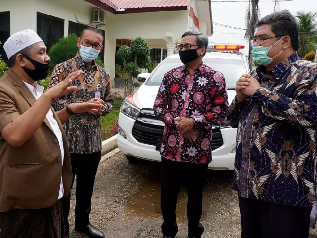 Perwakilan Toyota berbincang besama pimpinan Ponpes  An Nawawi Tanara usai menyerahkan donasi Ambulance, APD dan Sembako. (Dok. Toyota Indonesia)