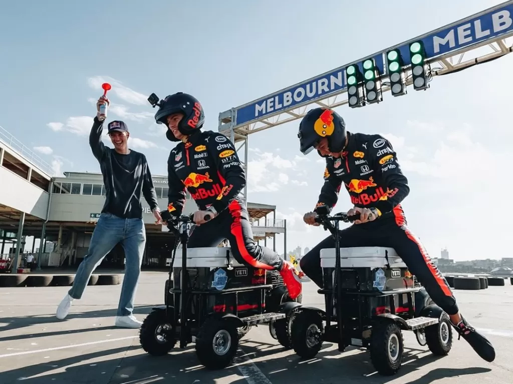 Pembalap Red Bull Racing, Max Verstappen dan Alex Albon. (Instagram/@redbullracing)