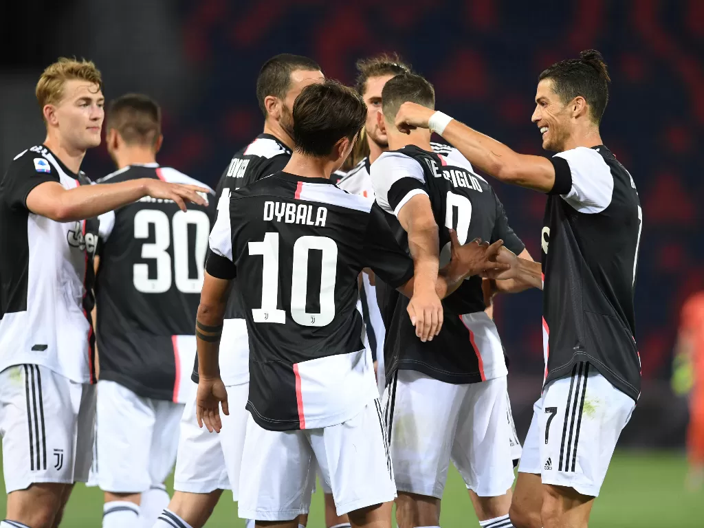 Skuad Juventus melakukan selebrasi di laga kontra Bologna. (REUTERS/Jennifer Lorenzini)