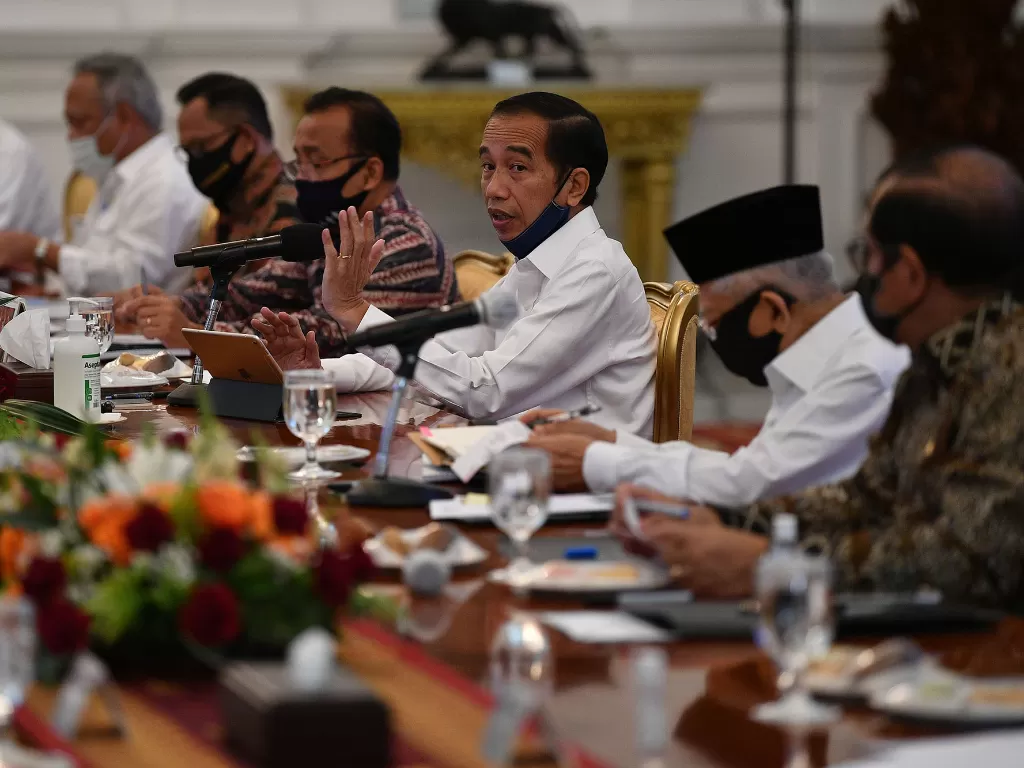 Presiden Joko Widodo (tengah) memimpin rapat terbatas secara tatap muka di Istana Merdeka, Jakarta, Selasa (23/6/2020). (ANTARA FOTO/Sigid Kurniawan-POOL)