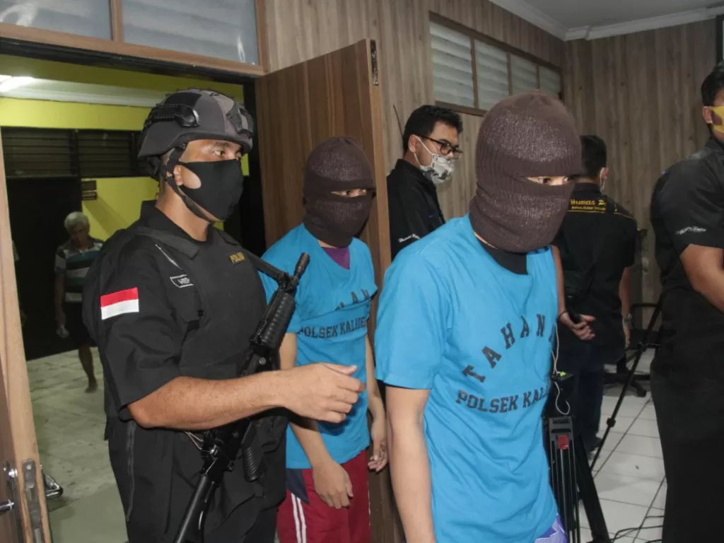 Para pelaku kasus pemerkosaan ditangkap polisi. (Dok. Humas Polres Metro Jakarta Barat).
