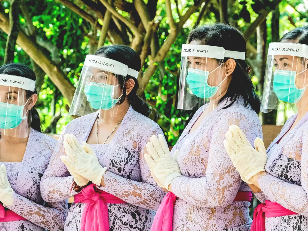 Pelindung wajah jadi protokoler kesehatan para pekerja kecak di Uluwatu, Bali. (Kemenparekraf)