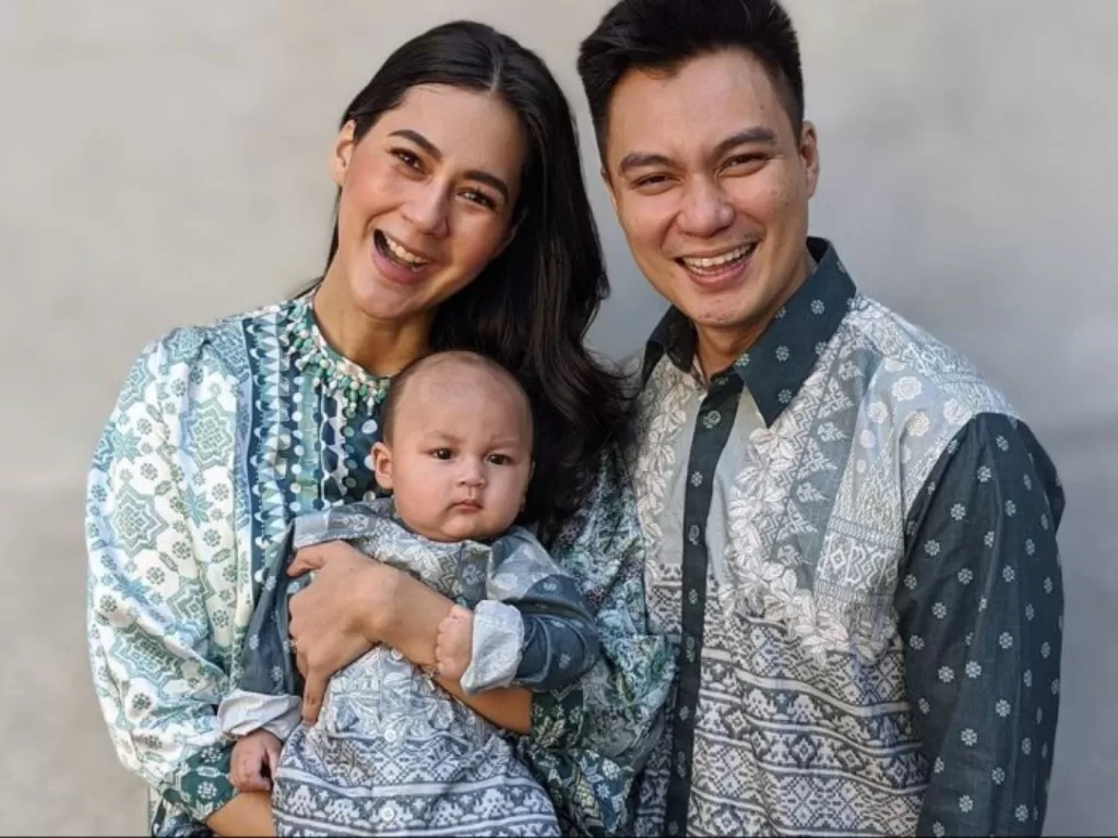 Baim Wong bersama istri dan anaknya. (Instagram/@baimwong)