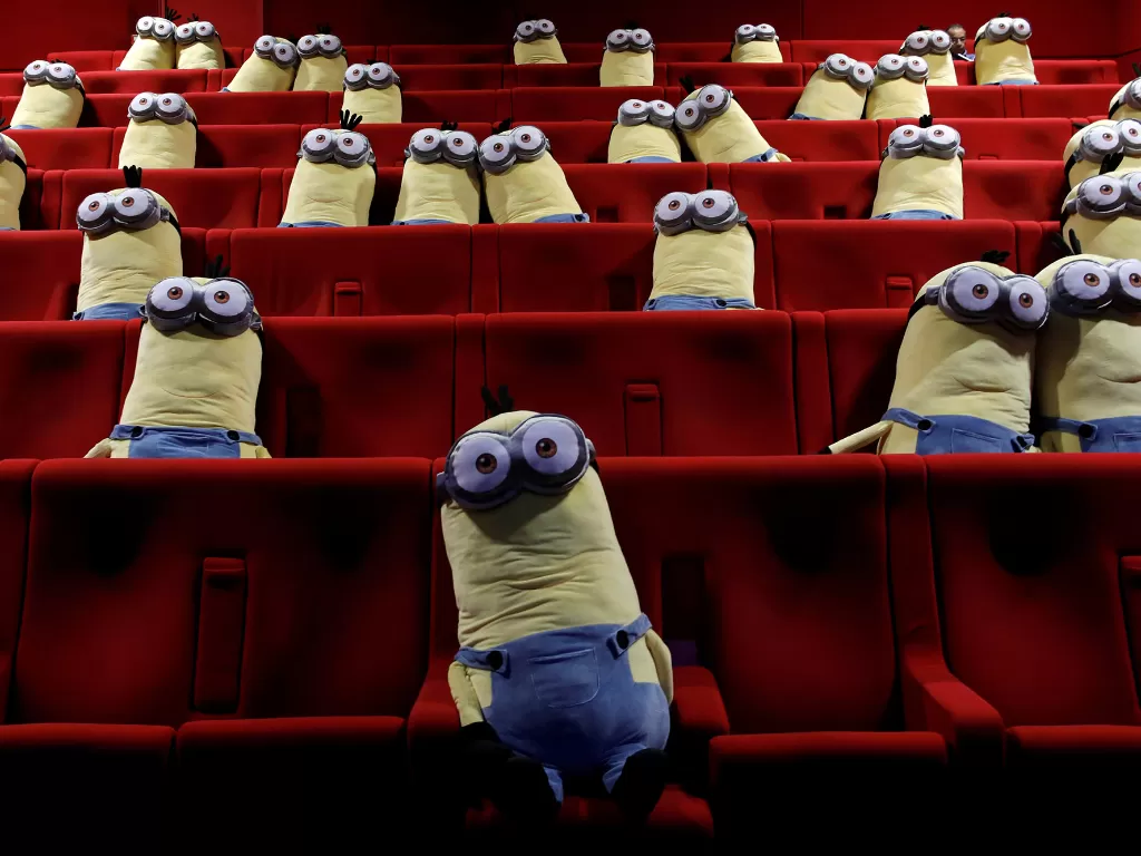 Boneka Minion dipasang di kursi bioskop untuk menjaga jarak sosial antara penonton di sebuah bioskop MK2 di Paris, Prancis, 22 Juni 2020. (REUTERS/Benoit Tessier)