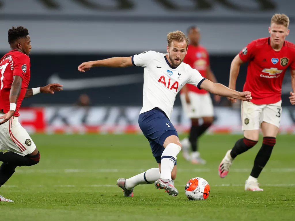 Penyerang Tottenham Hotspur, Harry Kane dalam aksinya saat laga kontra Manchester United. (REUTERS/Matthew Childs)