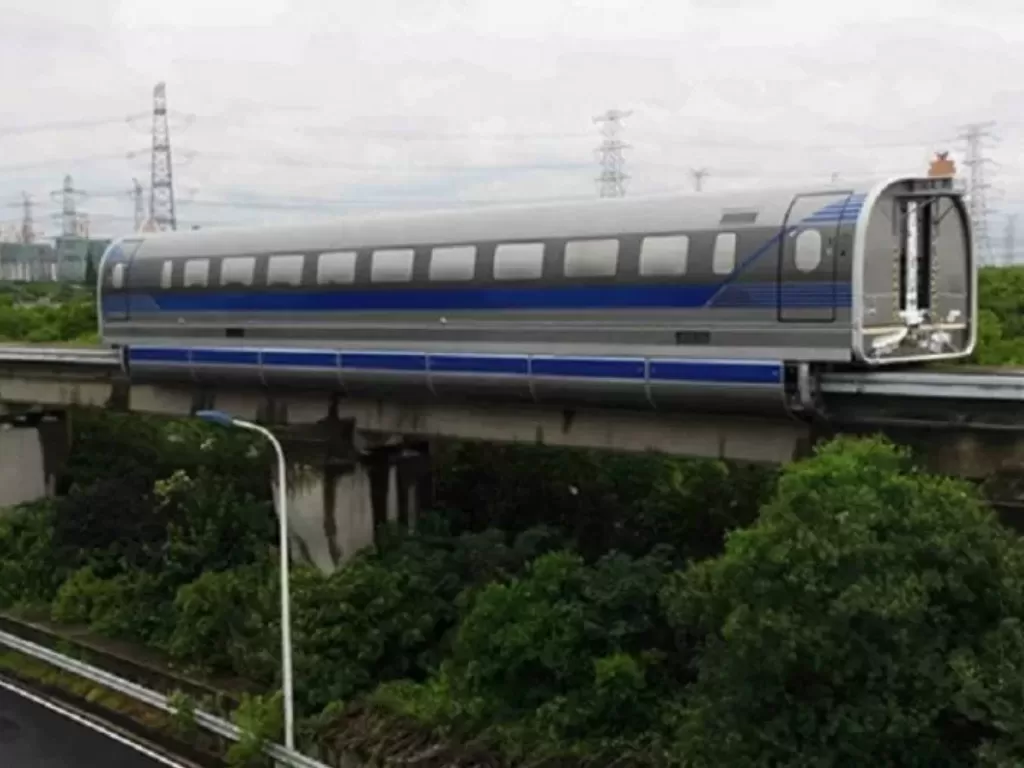Kereta maglev buatan CRRC Qingdao saat melakukan uji coba pertama di trek sepanjang 1,5 kilometer di Tongji University, Shanghai, akhir pekan lalu. (ANTARA/HO-CRRC/mii)