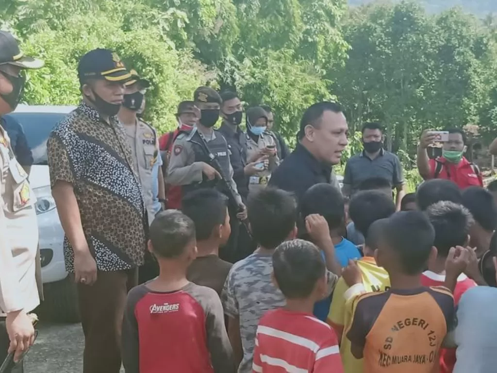 Firli Bahuri saat kunjungan di Baturaja, Sumatera Selatan bertemu anak-anak. (Dok. MAKI)