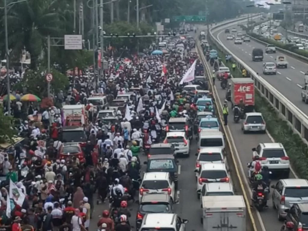 Kepadatan arus lalu lintas akibat massa aksi FPI menutup akses jalan di depan gedung DPR RI, Rabu (24/6/2020). (ANTARA/HO/Humas TransJakarta)