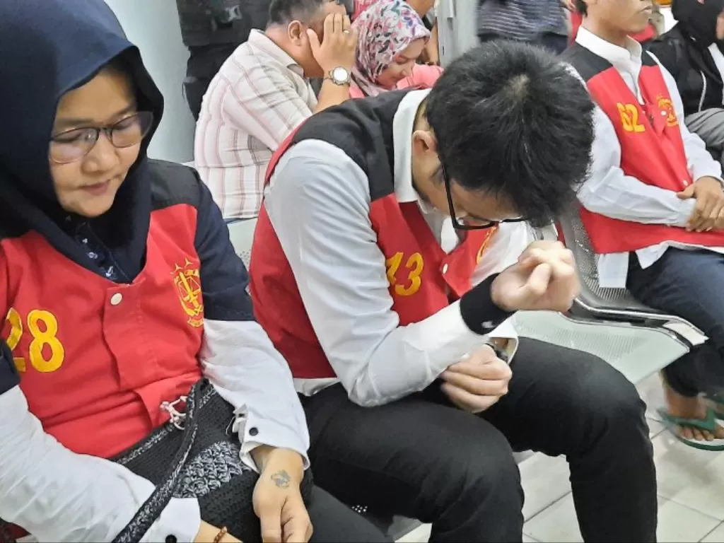 Terdakwa pembunuhan berencana Aulia Kesuma dan putranya Geovanni Kelvin tertunduk menunggu sidang perdana pembacaan dakwaan di ruang sidang Pengadilan Negeri Jakarta Selatan, Senin (24/2/2020). (Photo/ANTARA/Laily Rahmawaty)