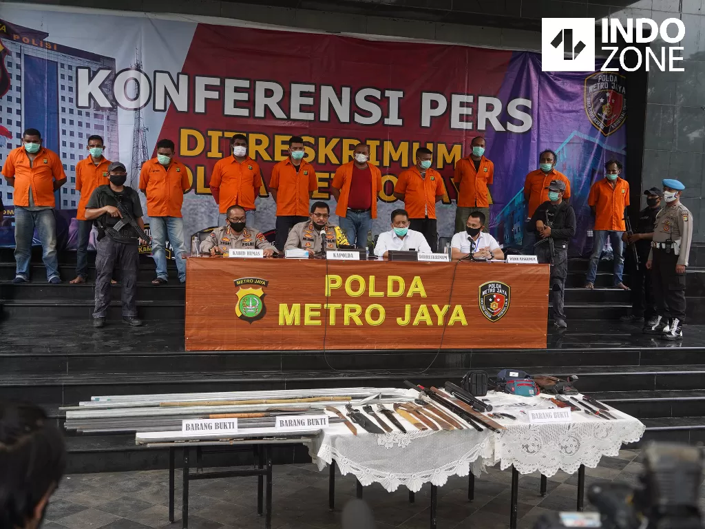 John Kei dihadirkan polisi beserta barang bukti di Polda Metro Jaya, Jakarta, Senin (22/6/2020). (INDOZONE/Arya Manggala).