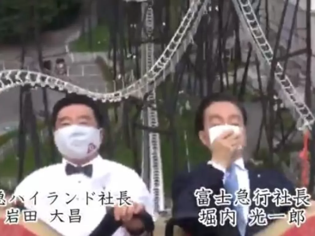 Bos taman hiburan di Jepang naik roller coaster tanpa teriak. (Screenshot)