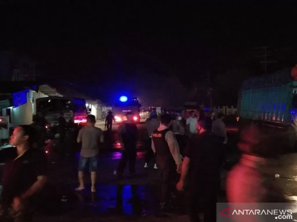 Pihak kepolisian saat menembakkan gas air mata ke arah massa pengunjuk rasa, Selasa (23/6) malam di Desa Ambaipua, Kecamatan Ranomeeto, Kabupaten Konawe Selatan. (ANTARA/Harianto)