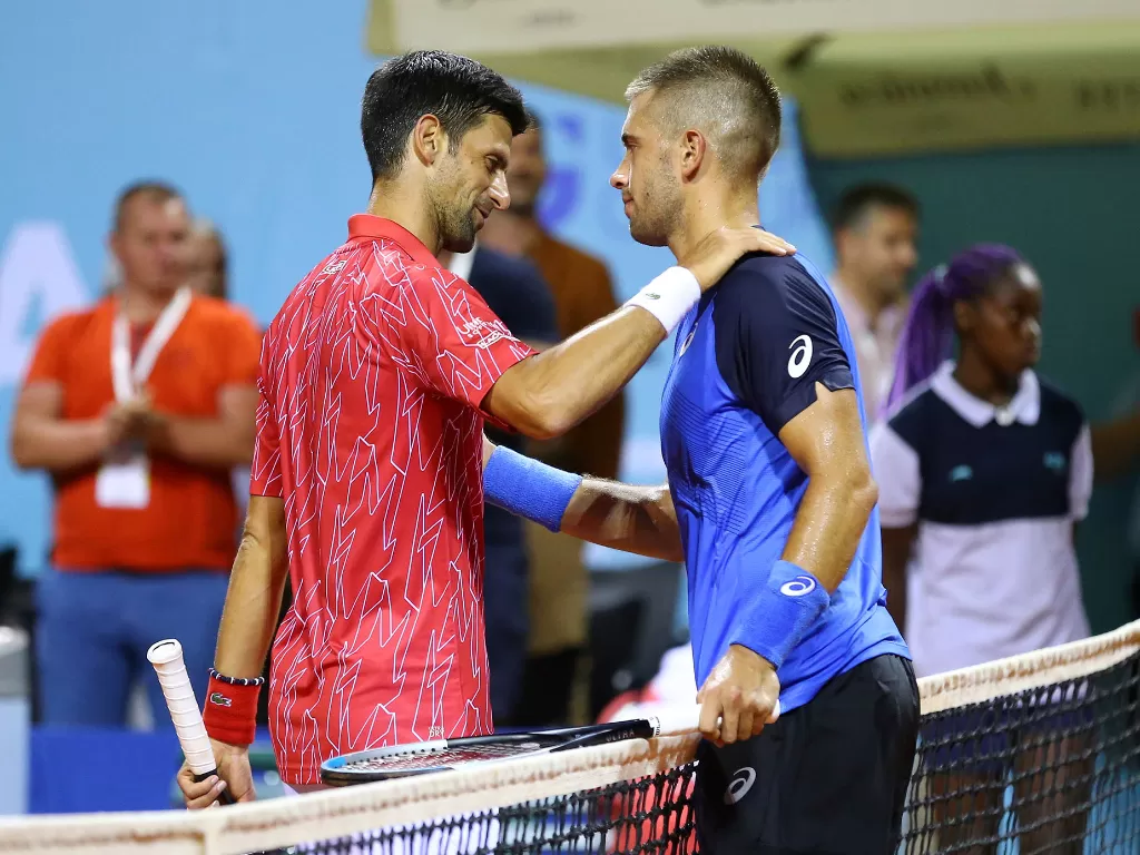  Petenis dari Serbia Novak Djokovic dan petenis Kroasia Borna Coric setelah pertandingan Adria Tour di Zadar, Kroasia, 20 Juni 2020. (REUTERS/Antonio Bronic)