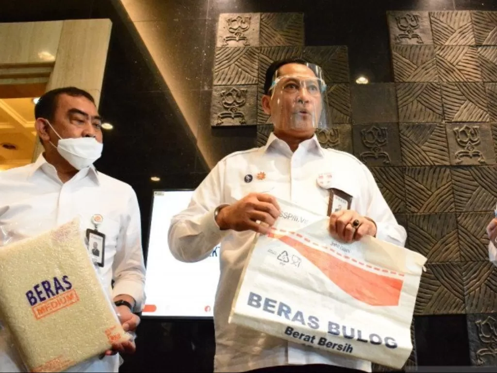 Direktur Utama Perum Bulog Budi Waseso (tengah) di Kantor Pusat Bulog Jakarta, Selasa (23/6/2020). (photo/ANTARA/Perum Bulog)