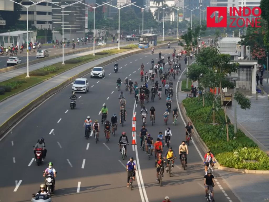 Warga bersepeda di kawasan Bundaran HI, Jakarta, Minggu (14/6/2020). (INDOZONE/Arya Manggala)