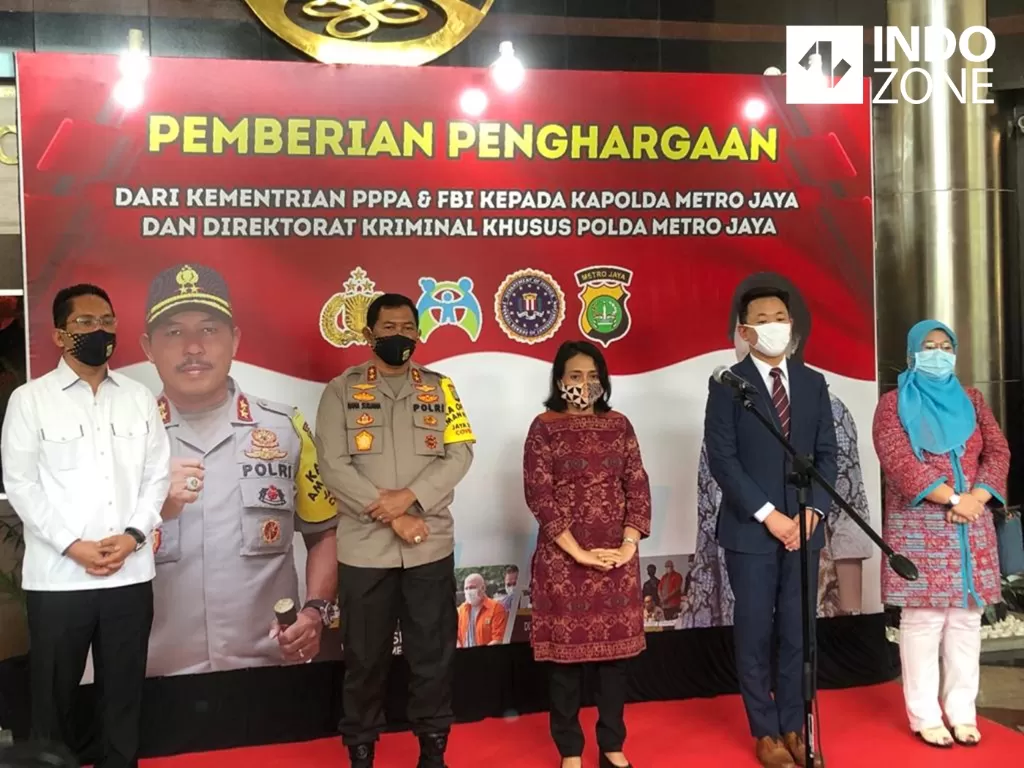 Pemberian penghargaan KPPPA dan FBI ke Kapolda Metro Jaya di Polda Metro Jaya, Jakarta. (INDOZONE/Samsudhuha Wildansyah)