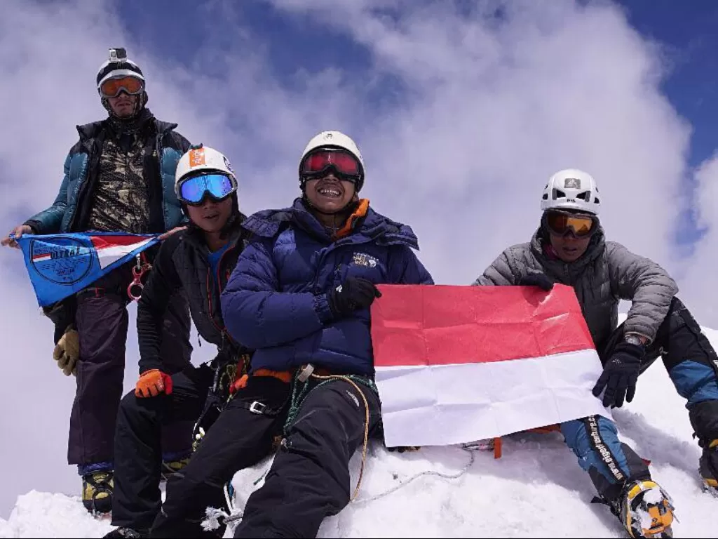 Agustinus Dwi Cahyo dan teman-temannya saat mendaki Gunung Everest. (Instagram/agustinusdwicahyo)