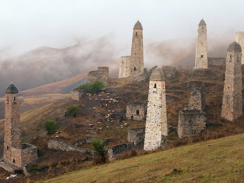 Erzi, kompleks menara abad pertengahan di Ingushetia. (Pinterest/Sergey Rzhevsky)
