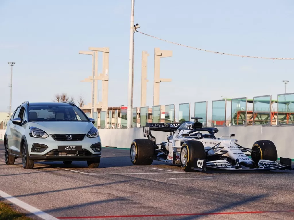 Honda Jazz bersanding dengan mobil Formula 1 di lintasan balap. (Honda)