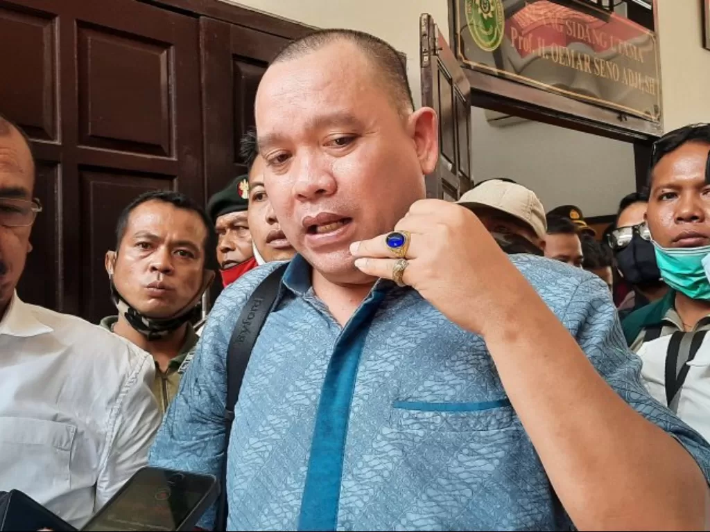 Kuasa hukum Ruslan Buton, Tonin Tachta Singarimbun memberikan keterangan pers usai sidang di PN Jakarta Selatan, Kamis (25/6/2020) (ANTARA/Laily Rahmawaty)